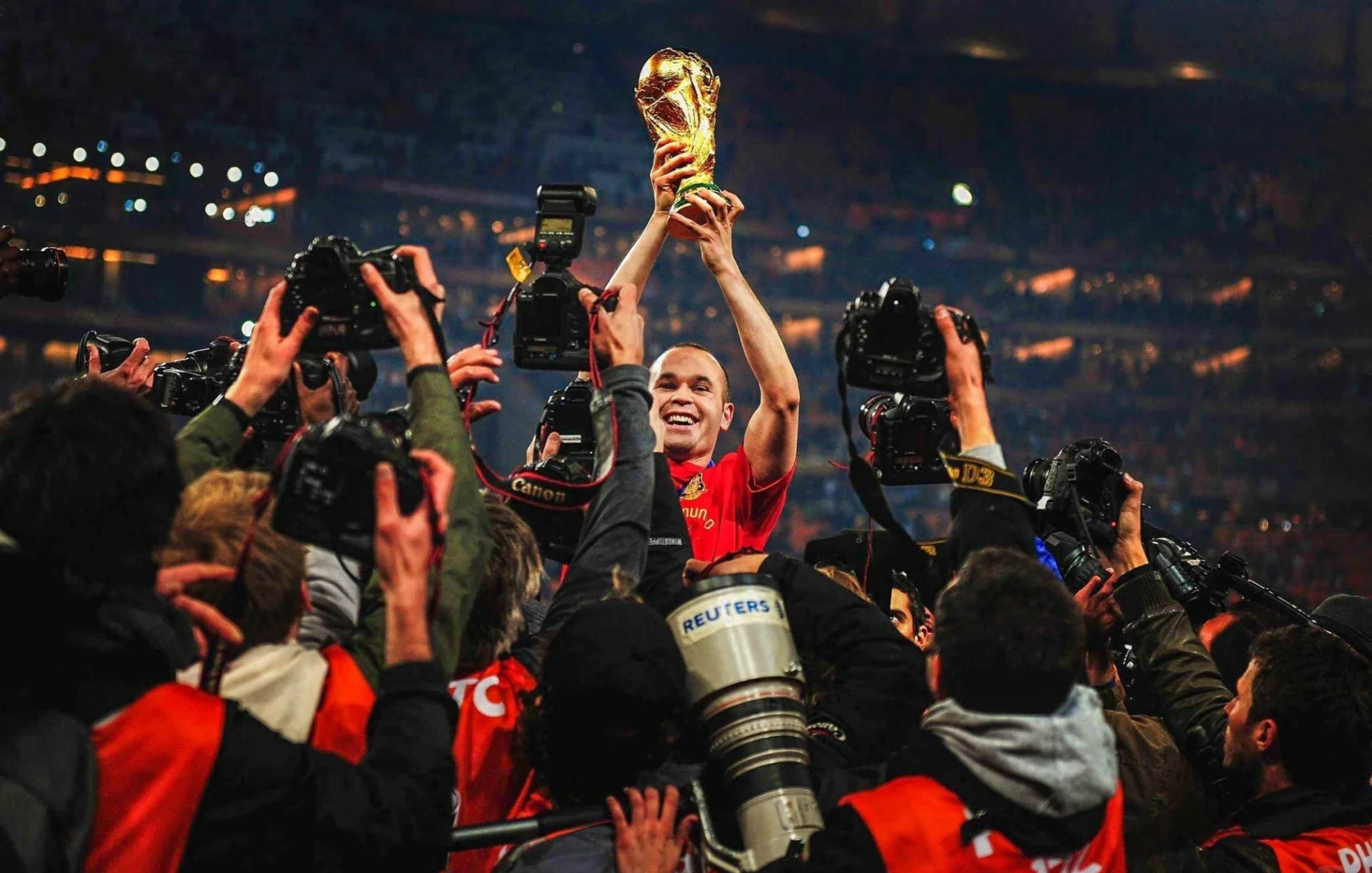 足球传奇:巴西名宿在慈善比赛中展现出色表现 足球传奇:巴西名宿在慈善比赛中展现出色表现