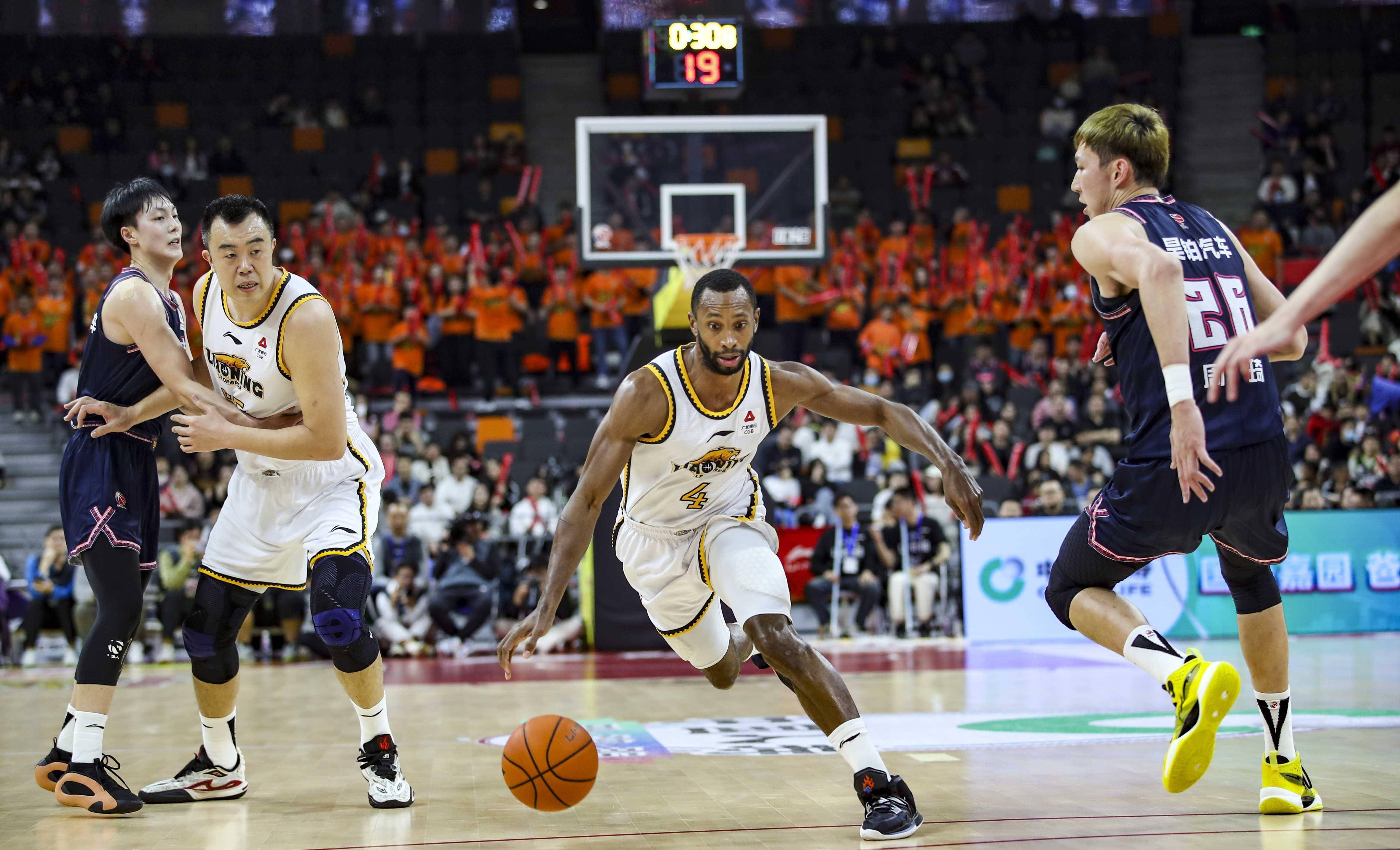 球队集训备战篮球比赛,努力提升团队默契 球队集训备战篮球比赛,努力提升团队默契