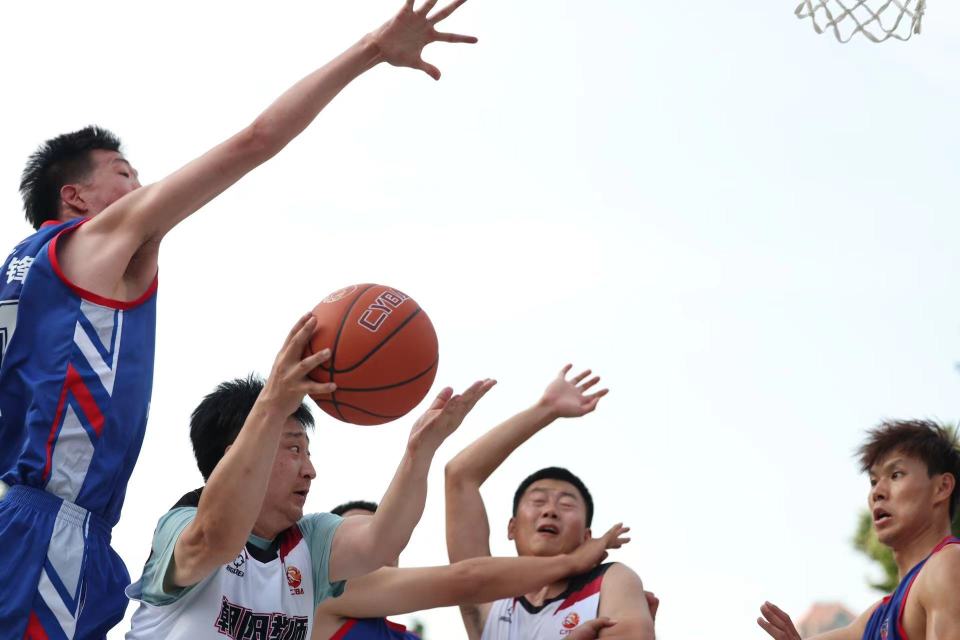 球队集训备战篮球比赛,努力提升团队默契 球队集训备战篮球比赛,努力提升团队默契