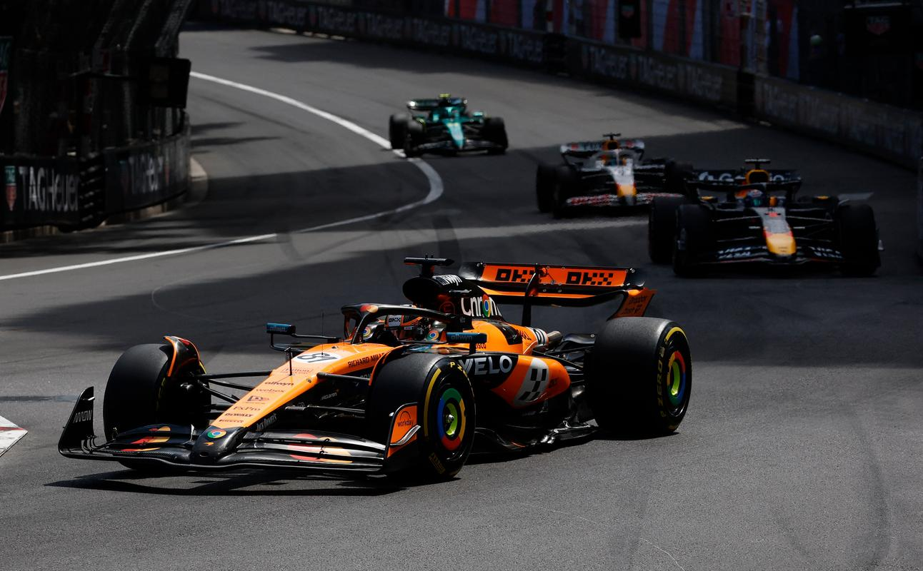 红牛车队鏖战威廉姆斯，佩雷兹惊艳四座