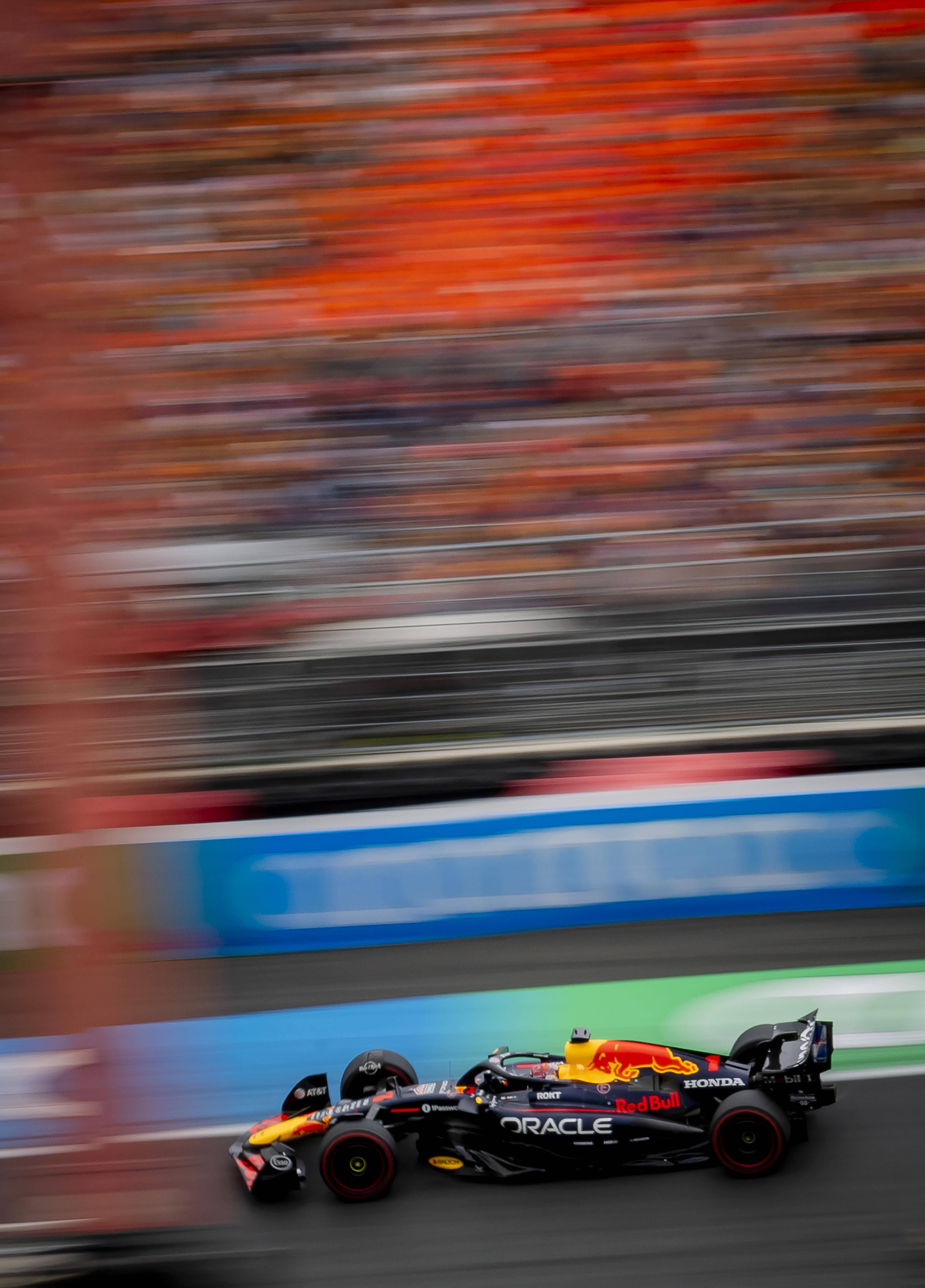 迈凯伦碾压红牛车队，皮亚斯特里高光表现