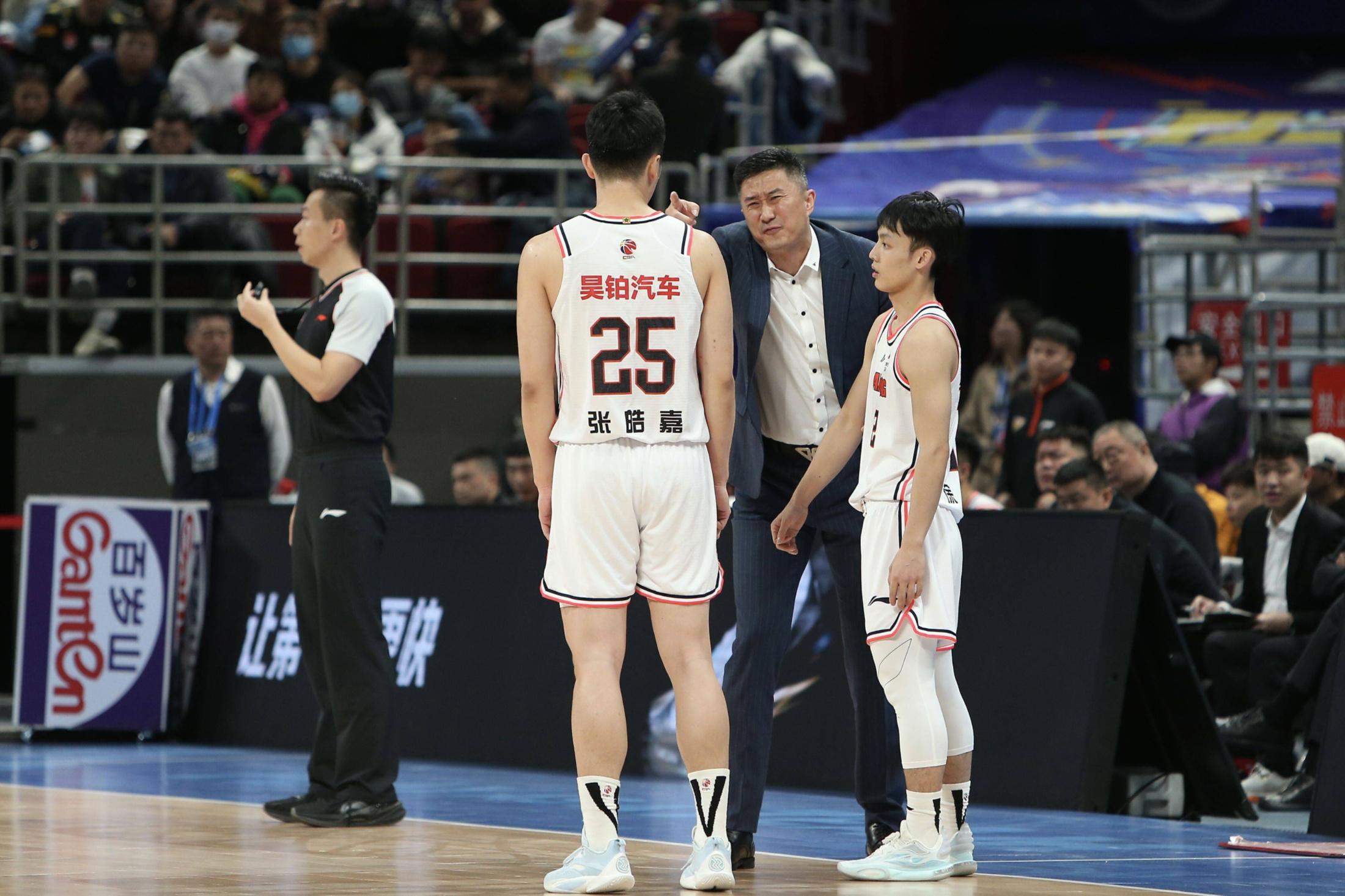 广东队完胜猛龙，约基奇带队取胜