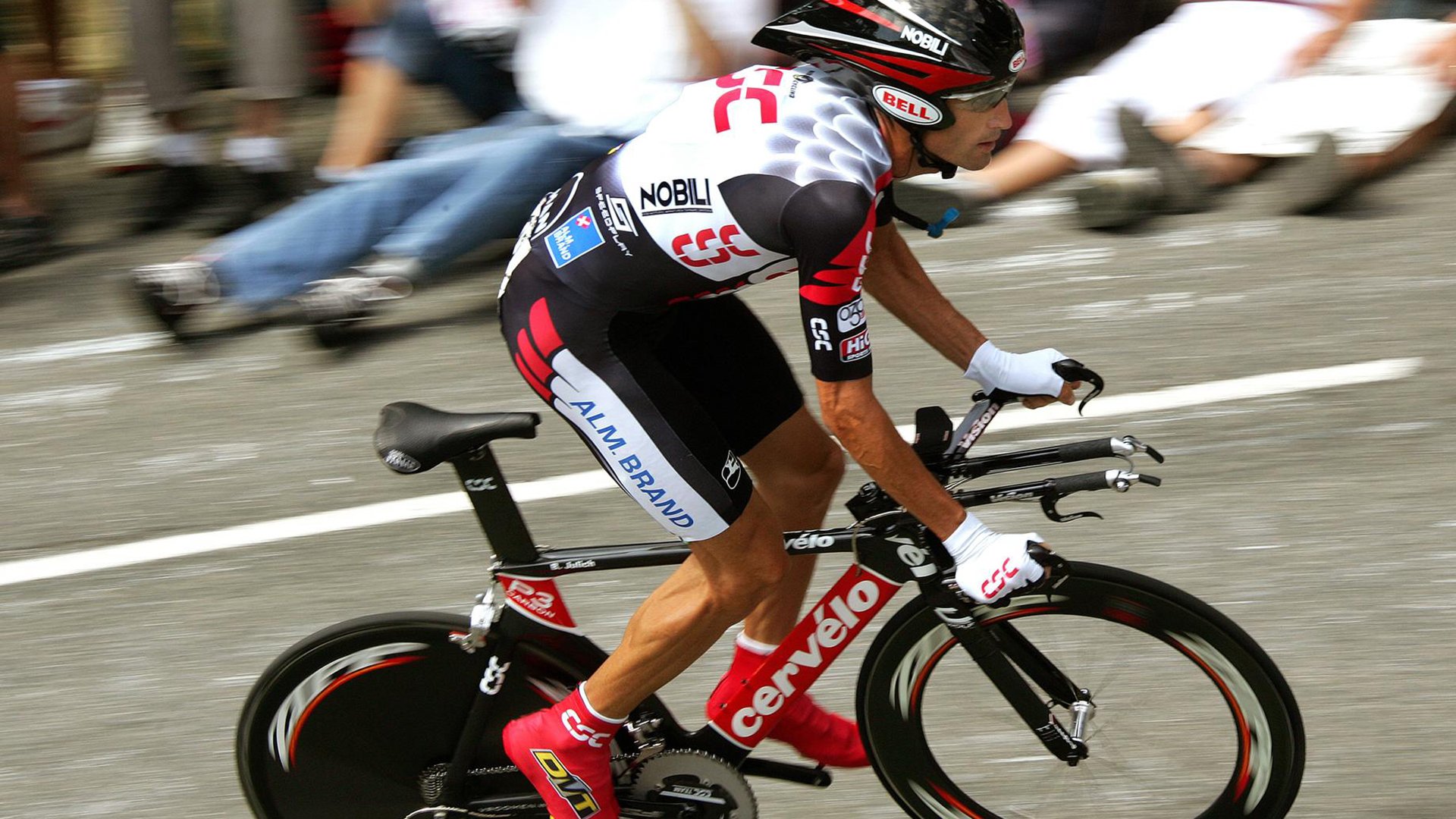 爱游戏官方-布克关键三分定乾坤，掘金强压公牛捍卫主场不败金身